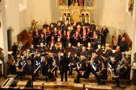 Der gemischte Chor Sponeck und die Winzerkapelle Jechtingen treten gemeinsam auf.